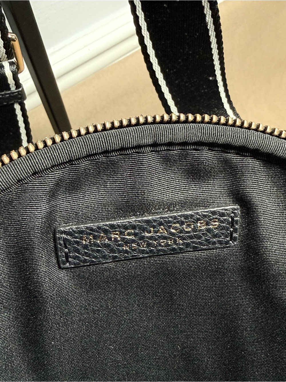 Authentic Marc Jacobs "The Disc" Round Crossbody Bag ✨ - Picture 8 of 8